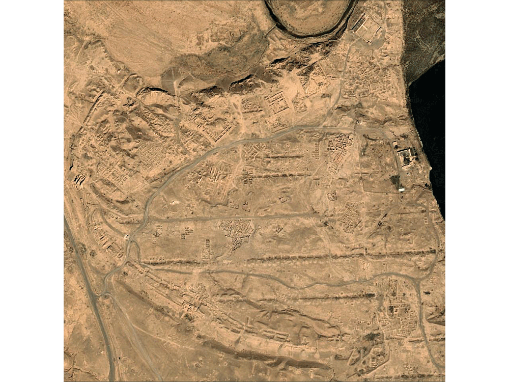 Der Ruinenhügel von Assur in einer genordeten Satellitenansicht; rechts ist der Tigris sichtbar.